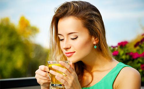 Женщина пьет зеленый чай
